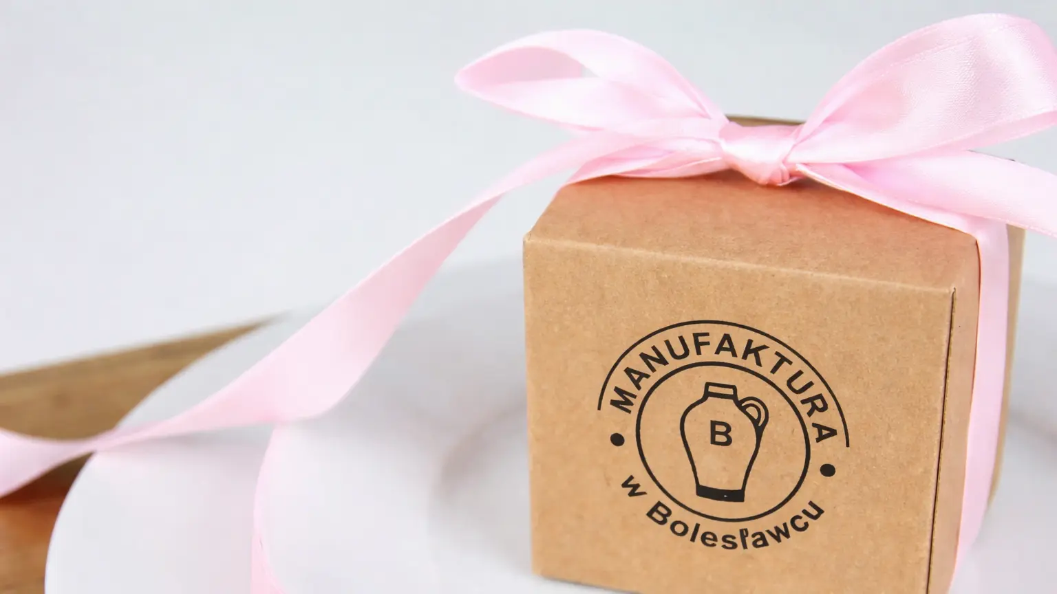 Prezent na Dzień Kobiet – ceramika bolesławiecka zapakowana na prezent